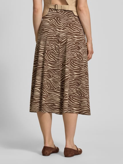 Vrouwenmodel draagt midi-rok van katoenmix model 'ILENIAA LARAA' van Armedangels met bruin-beige zebra patroon, dames, geheellichaamsaanzicht achterkant.