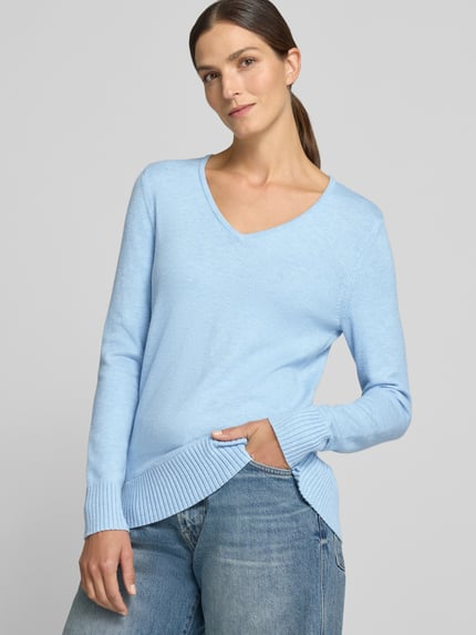 Frauenmodel trägt Regular Fit Sweatshirt aus Viskose-Anteil von Christian Berg Woman in Hellblau, feine Struktur, V-Ausschnitt, Ganzkörperansicht von vorne.