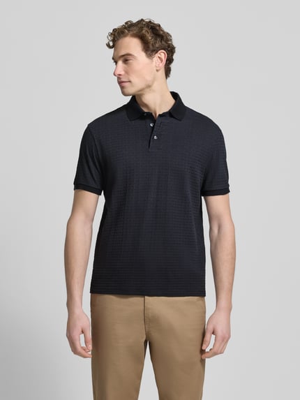 Männermodel trägt Regular Fit Poloshirt mit Strukturmuster von Emporio Armani, reine Baumwolle, Polokragen, Knopfleiste, Ganzkörperansicht von vorne.