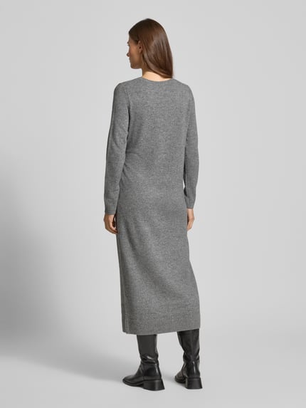 Frauenmodel trägt Relaxed Fit Kleid aus Woll-Mix in Strick-Optik Modell 'Protect' von Comma, langärmelig, grau, Rückenlänge 125 cm, Ganzkörperansicht Rückansicht.