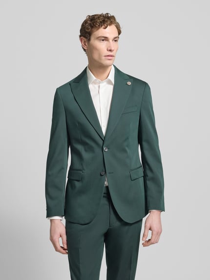 Mannelijk model draagt Regular Fit Sakko uit satijn van MCNEAL in donkergroen met reverskraag, twee knopen, paspelzakken, borstzak, Ganzkörperaanzicht van voren.