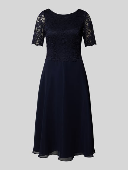Produktfoto, Cocktailkleid mit Spitzenbesatz von Vera Mont in Dunkelblau, taillierter Schnitt, unifarben, feine Spitzenstruktur, blickdichtes Unterkleid, Material-Mix mit Stretch-Anteil, Nahtreißverschluss.