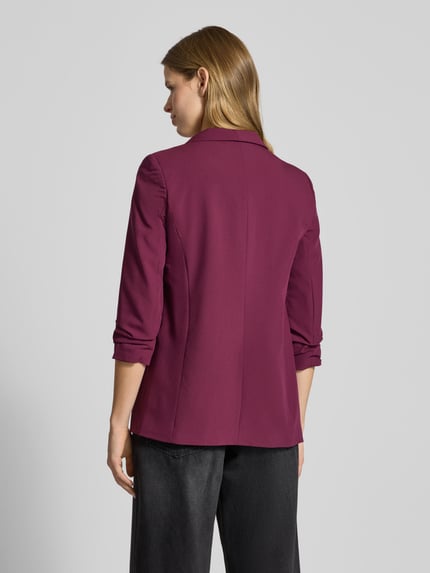 Frauenmodel trägt Blazer mit Schalkragen von Pieces in Unifarbenes-Design und lockerer Passform mit Gelegte Falten, Ganzkörperansicht Rückansicht.