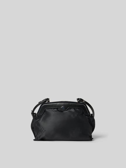 Produktfoto, Pochette mit Magnetverschluss von MM6 Maison Margiela, czarny nadruk z motywem, gładka faktura, szerokość w rozmiarze 1: 25 cm, długość w rozmiarze 1: 20 cm, głębokość w rozmiarze 1: 9 cm, regulowany pasek na ramię, naszywka z logo, główna przegroda