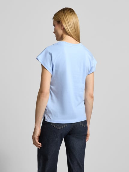Frauenmodel trägt T-Shirt mit V-Ausschnitt Modell 'DERBY' von Soyaconcept in Hellblau aus Reine Bio-Baumwolle Regular-Fit, Rückenlänge 59 cm, Ganzkörperansicht Rückansicht.