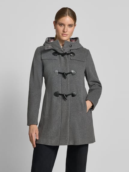 Frauenmodel trägt Regular Fit Dufflecoat aus Woll-Mix von Gil Bret in Grau mit großen Knöpfen, Damen Dufflecoat, Ganzkörperansicht von vorne.