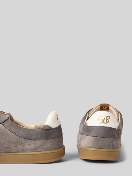 Produktfoto, Sneaker aus echtem Leder Modell 'De Zaler' von Floris van Bommel in Grau mit Kontrastbesatz und strukturierter Sohle, abgerundete Form, Schnürverschluss, Absatzhöhe 2 cm, Schafthöhe 7 cm, Schaftweite 10 cm, Rückansicht