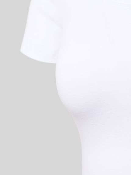 Vrouwenmodel draagt T-shirt met Logo-Print van HUGO in wit, mix van katoen en elastaan, licht getailleerd model, logoprint, set van 2, detailopname bovenlichaam.