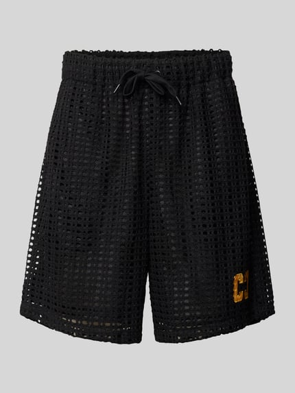 Produktfoto, Straight Fit Shorts in Loch-Optik von COLUCCI, schwarze Shorts, Elastischer-Material-Mix, Tunnelzug, Logo-Stitching, strukturierte Oberfläche