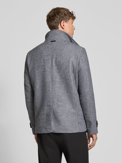 Männermodel trägt Jacke im 2-in-1-Look von Christian Berg Men, grau, Material-Mix mit Woll-Anteil, Rückenansicht, Ganzkörperansicht Rückansicht.
