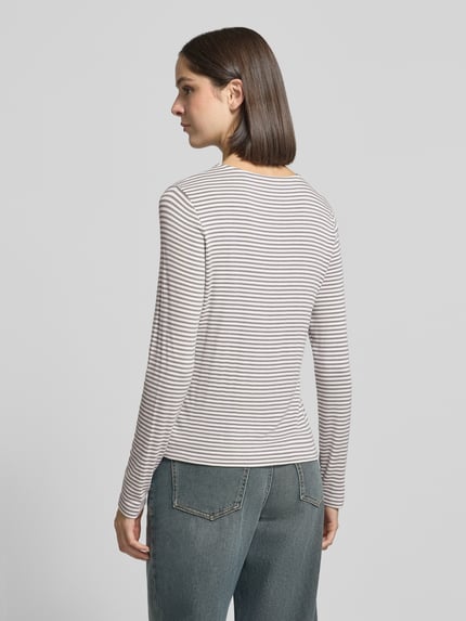 Kobiece model nosi bluzkę z długim rękawem Longsleeve aus Viskose-Mix mit Rundhalsausschnitt Modell 'Kamaja' od someday., mieszanka wiskozy, krój slim fit, okrągły dekolt, długość tyłu w rozmiarze 36: 57 cm, widok całej sylwetki od tyłu
