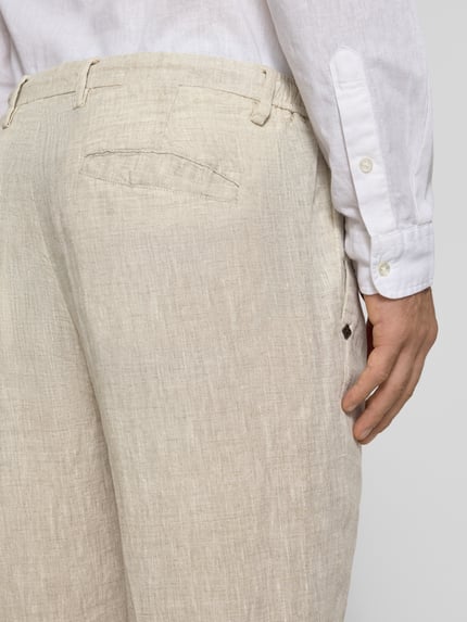 Männermodel trägt Hose mit Gesäßtaschen Modell 'PANTALACCIO LINO' von MARKUP, Reine Baumwolle, Regular-Fit, Detailaufnahme Rückansicht.