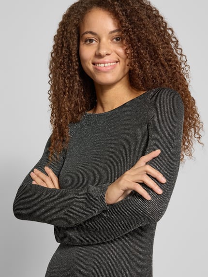 Frauenmodel trägt Minikleid mit glänzendem Finish von ONLY aus der Kategorie Damen Freizeitkleid, feine Struktur, Nahaufnahme Oberkörper.