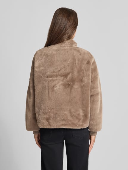Frauenmodel trägt Jacke aus Kunstfell mit Eingrifftaschen von COMMA, beige, Kunstfell, Regular Fit, Stehkragen, Ganzkörperansicht Rückansicht.