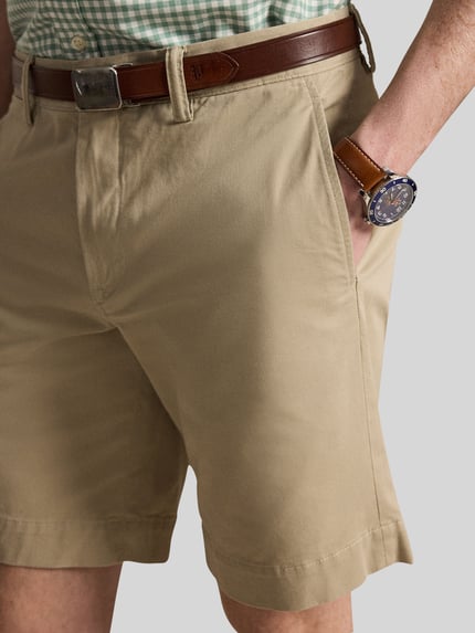 Mężczyznamodel nosi Straight Fit Chinoshorts aus Baumwoll-Mix von Polo Ralph Lauren, efekt: jednolity kolor, krój straight fit, detal z logo, szlufki na pasek, zapięcie na guzik i zakryty zamek błyskawiczny, kieszeń z tyłu, wpuszczane kieszenie, mieszanka bawełny, zbliżenie na górną część ciała.