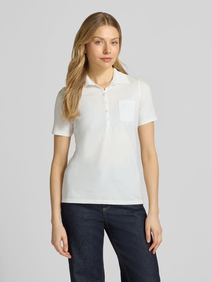 Vrouwenmodel draagt Regular Fit poloshirt uit puur katoen van Marc O'Polo, look: effen, met logoprint, polokraag, korte knoopsluiting, korte mouw, borstzak, jersey, pasvorm: regular fit, materiaalverwerking: puur katoen. Ganzkörperansicht van voren.