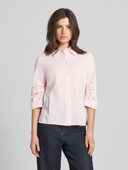 Frauenmodel trägt Hemdbluse mit 3/4-Arm mit Aufschlag von Marc Cain in zartem Rosa, Baumwoll-Viskose-Mix, gerader Schnitt, Ganzkörperansicht von vorne.