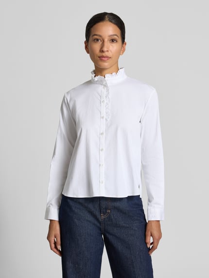 Vrouwenmodel draagt Regular Fit Bluse mit Stehkragen und Rüschen van Smith and Soul, wit katoenmix met stretch, knopenlijst, lange mouwen, vooraanzicht busteshot.