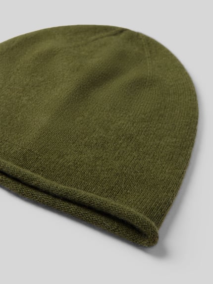 Produktfoto, Mütze aus reinem Kaschmir von Christian Berg Woman in Olivegrün, Strick-Optik, Ziernaht, Rollsaum, weiche Textur
