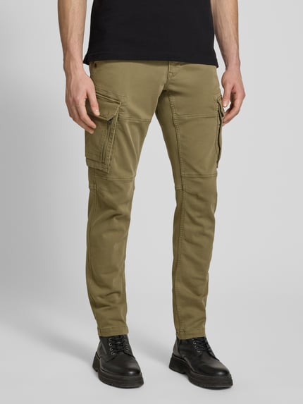Männermodel trägt PME Legend Cargohose mit Tunnelzug Modell 'EXPEDIZOR', olivgrün, Cargotaschen, Baumwoll-Mix, Ganzkörperansicht von vorne.