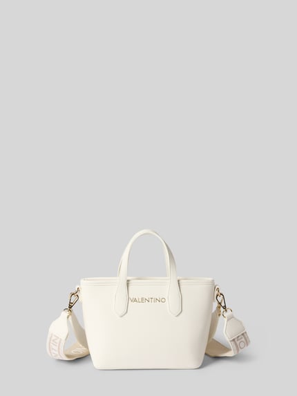 Produktfoto, Handtasche mit Tragehenkeln und Schulterriemen Modell 'DEA' von VALENTINO BAGS in Weiß, dezente Label-Applikation, Lederoptik, Reißverschluss, strukturierte Oberfläche, Größe 24x18x10 cm, Schulterriemen 110 cm, auf hellem Hintergrund.