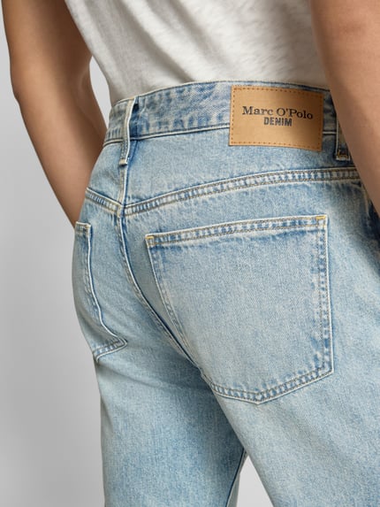 Mężczyzna nosi Straight Fit Jeans aus reiner Baumwolle Modell 'SVERRE' od Marc O'Polo Denim, jasnoniebieski denim melange, detal tylnej kieszeni, widok z tyłu, zbliżenie.