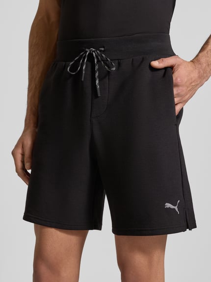 Mannenmodel draagt Shorts met Logo model 'CLOUDSPUN 7' van PUMA PERFORMANCE, regular fit, lyocell-mix, elastische tailleband, tunnelkoord, kleur zwart, detailopname heupen.