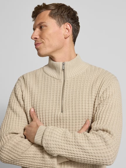 Męski model nosi Regular Fit Troyer w strukturze waflowej model 'TOM' od SELECTED HOMME, beżowy, dzianina z bio-bawełny, półzbliżenie torsu.
