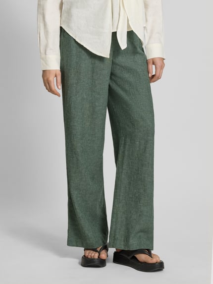 Frauenmodel trägt Leinenhose mit Eingrifftaschen Modell 'Pennie Ginia' von MSCH Copenhagen im Leinen-Mix mit Viskose-Anteil, Wide-Fit, Nahaufnahme Unterkörper.