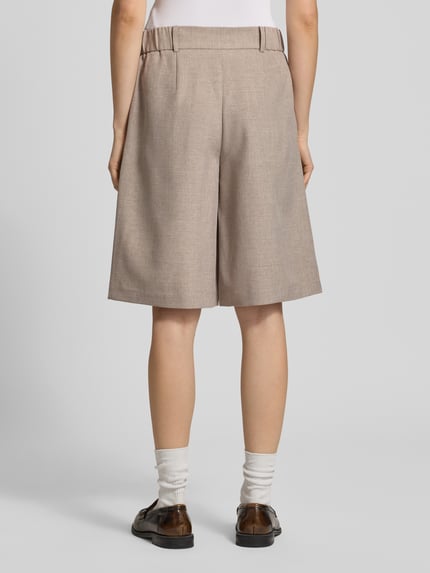 Vrouwenmodel draagt Regular Fit Bermudas met bandplooi model 'LINDA' van Only, mêlee look, webware materiaalverwerking, ganzkörperansicht rückansicht.