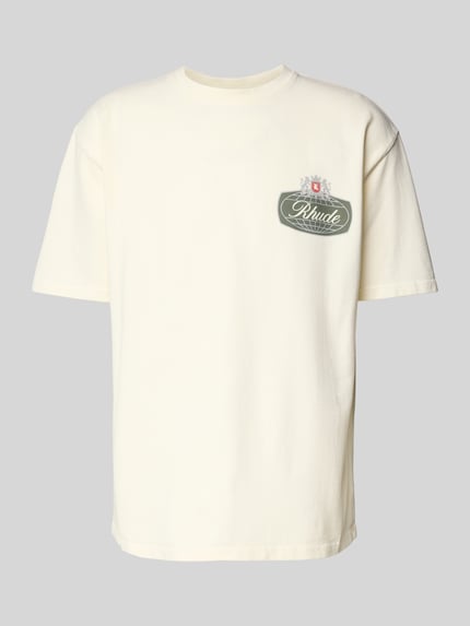 Produktfoto, cremefarbenes T-Shirt mit Label-Print von RHUDE aus reiner Baumwolle, lockerer Schnitt, Rundhalsausschnitt, überschnittene Schultern, T-Shirt mit Label-Print
