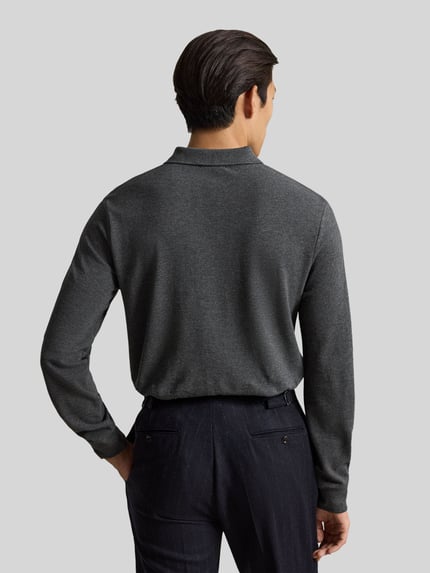 Männermodel trägt Regular Fit Poloshirt aus reiner Baumwolle von Polo Ralph Lauren in Dunkelgrau, glatte Textur, Ganzkörperansicht Rückansicht.