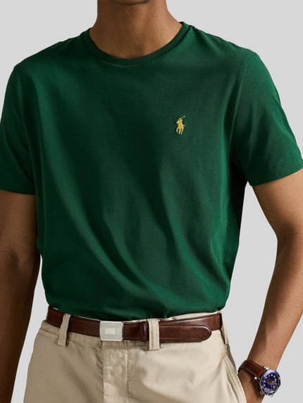 Männermodel trägt Regular Fit T-Shirt aus reiner Baumwolle von Polo Ralph Lauren in Dunkelgrün, Logo-Stitching, Nahaufnahme Oberkörper.