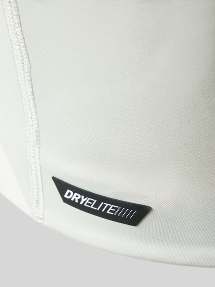 Produktfoto, zbliżenie na gładką białą tkaninę z nadrukiem DRYELITE, Sport-BH mit Label-Print Modell 'PWRMODE BRA - HIGH' od PUMA Performance
