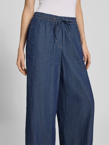 Frauenmodel trägt Wide Fit Jeans mit elastischem Bund Modell 'Archer' von ICHI in Dunkelblau, reine Baumwolle, Nahaufnahme Oberkörper.