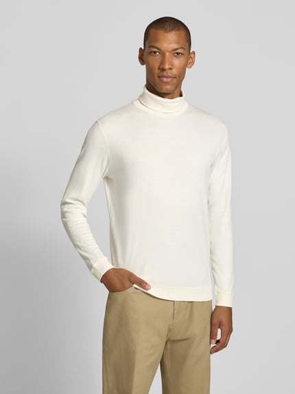 Männermodel trägt Regular Fit Langarmshirt mit Rollkragen Modell 'Pima' von RAGMAN in Creme, reine Baumwolle, Ganzkörperansicht von vorne.