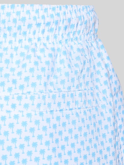 Produktfoto, Badehose mit Gesäßleistentasche von MCNEAL in Weiß mit blauem Palmenmuster, Elastischer Bund mit Kordelzug, Logo-Stitching