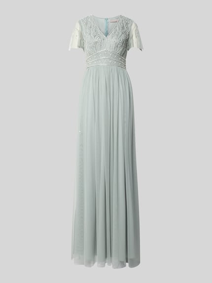 Produktfoto, Regular Fit Abendkleid mit floralem Ziersteinbesatz von Christian Berg Cocktail in hellem Mintgrün, semitransparent, V-Ausschnitt, kurzer Ärmel, blickdichter Unterrock, zarte florale Muster und schimmernde Steinverzierungen, fließende Textur, figurumspielende Schnittform, elegantes Abendmode-Design.