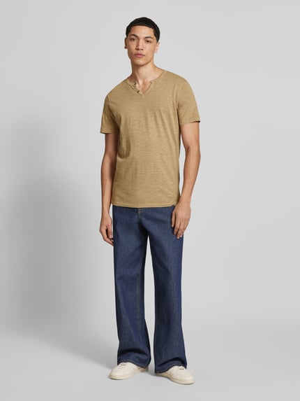 Mannenmodel draagt T-shirt uit katoen model 'SPLIT' van Jack & Jones, rechte fit, V-hals met knoopsluiting, beige, bovenaanzicht voorkant