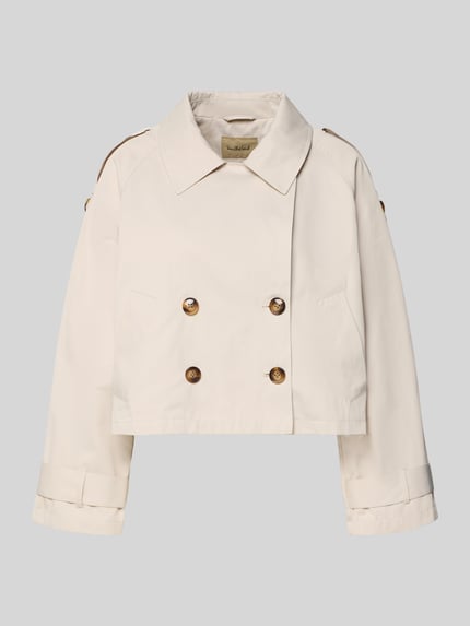 Produktfoto, Kurzer Trenchcoat mit Eingrifftaschen von Smith and Soul aus cremefarbenem Baumwoll-Mix, kurze Passform, Zweireiher, Umlegekragen, strukturierte Knöpfe, sichtbare Taschen, klare Linien, glatte Textur, Damenmode