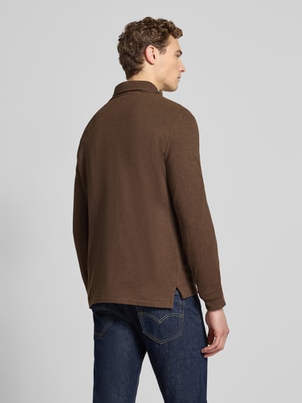 Mężczyzna nosi Slim Fit Poloshirt aus reiner Baumwolle od Polo Ralph Lauren, kolor brązowy, faktura piké, widok całej sylwetki z tyłu.