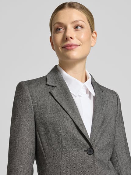 Vrouwenmodel draagt Slim Fit Blazer aus Schurwolle-Elasthan-Mix met Reverskraag, knoopsluiting, klepzakken, mix van scheerwol en elastaan, slim fit, ruglengte maat 36: 65 cm, borstwijdte maat 36: 44 cm, mouwlengte maat 36: 63 cm van windsor., nahaufname bovenlichaam.