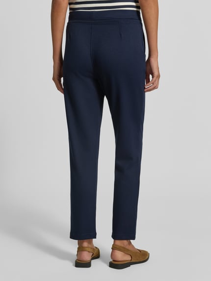 Frauenmodel trägt Hose aus Viskose-Mix mit elastischem Bund und Tunnelzug von Christian Berg Woman in Dunkelblau, Regular Fit, Ganzkörperansicht Rückansicht.