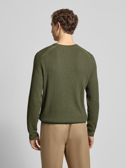 Männermodel trägt Strickpullover mit Label-Detail van Christian Berg Men, groene katoenen stof, Regular Fit, geribde boorden, Ganzkörperansicht Rückansicht.