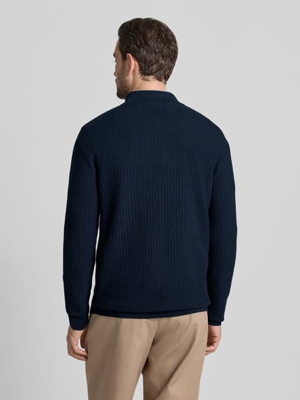 Męski model nosi ciemnogranatowy Strickpullover mit Polokragen von Christian Berg Men z bawełny, regular fit, widok całej sylwetki z tyłu.