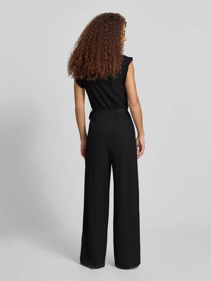 Vrouwenmodel draagt Regular Fit Jumpsuit met ajourwerk model 'LELISA' van Only, look: effen, kapmouwen, met riem, rugaanzicht volledige lichaamsfoto