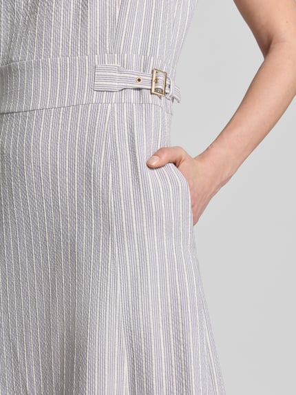 Kobiece model prezentuje 'Knielanges Kleid aus Seersucker mit Streifen und Lurex' od Christian Berg Woman Selection, paski, lurex, okrągły dekolt, linia a, długość do kolan, faktura tkaniny seersucker, długość tyłu w rozmiarze 36: 100 cm, szerokość w rozmiarze 36: 45 cm, zbliżenie na górną część sukienki.