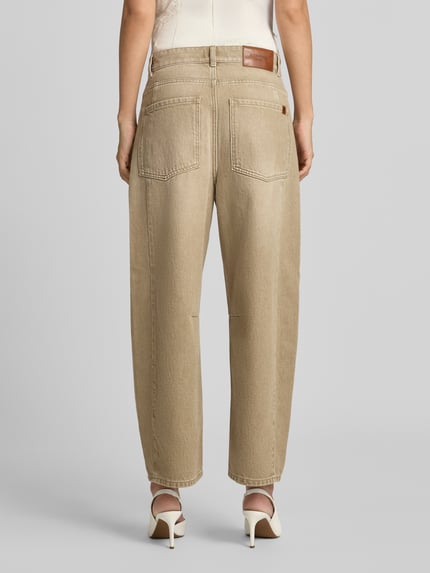 Frauenmodel trägt Regular Fitt Barrel Jeans aus reiner Baumwolle Modell 'ARCADIA' von Weekend Max Mara in hellem Beige, Damen Barrel Jeans, Ganzkörperansicht Rückansicht.