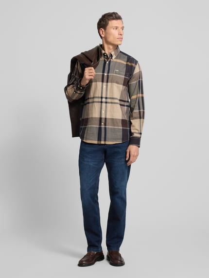 Männermodel trägt Regular Fit Jeans im Used-Look von Christian Berg Men, blaue Baumwoll-Mix Herren Jeans, Eingrifftaschen, Ganzkörperansicht von vorne.