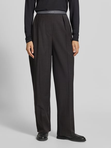 Vrouwenmodel draagt Weite broek met wol-Anteil van Lacoste in donkerbruin, gladde textuur, Dames, frontale opname van het onderlichaam.